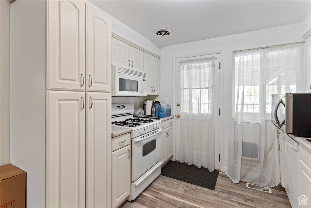 Photo 7 for MLS #2108119 at 896 E 40th St