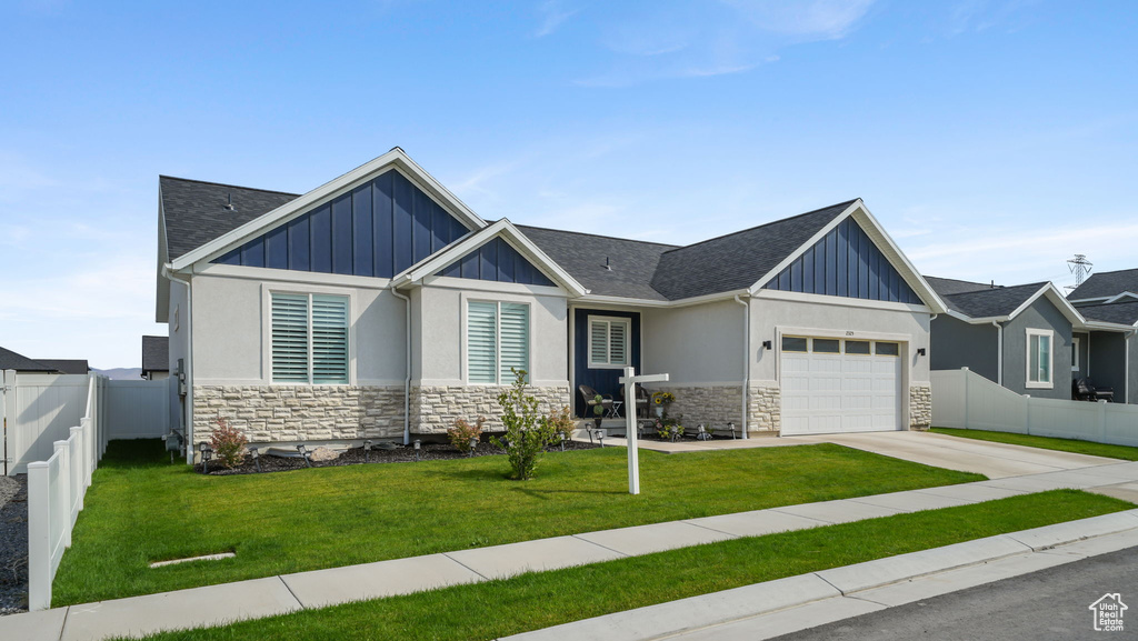 Photo 3 for MLS #2108381 at 2325 E Boxwood Ln