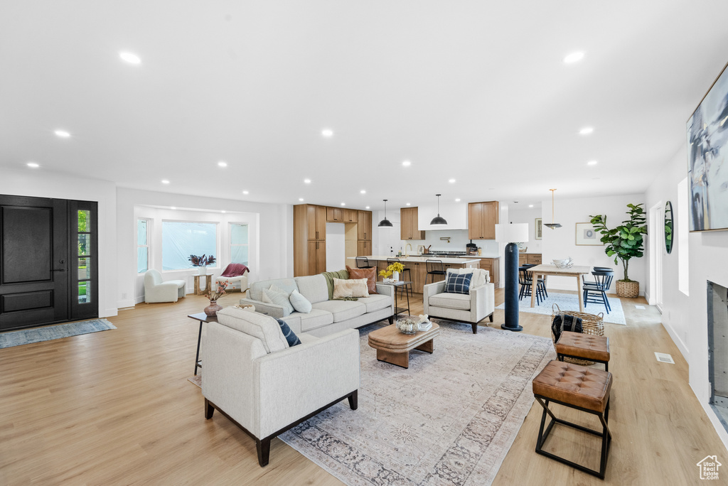 2523 E OAK GROVE DR Sandy, UT 84092
