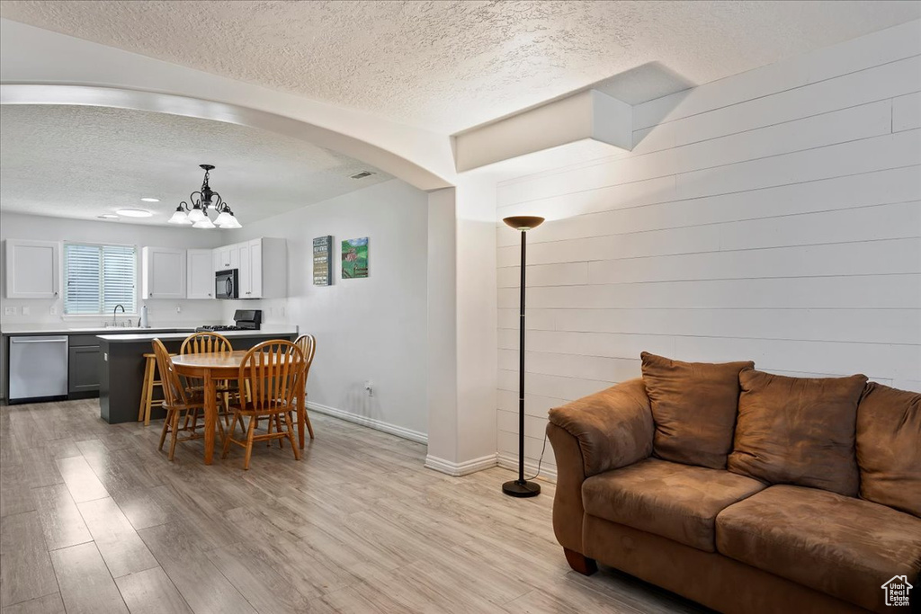 1043 E FORT LN Ogden, UT 84404