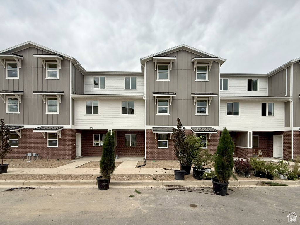 Photo 2 for MLS #2109767 at 243 N Halford Ave #91