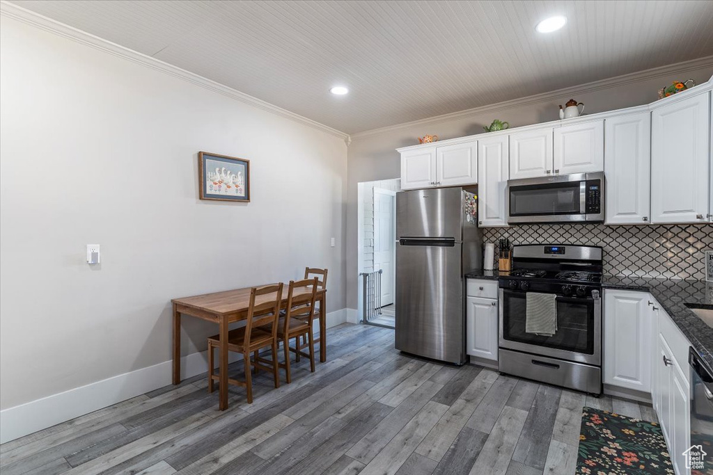 Photo 10 for MLS #2110167 at 949 E 24th St