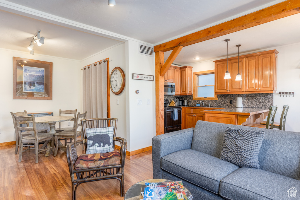 Photo 9 for MLS #2110171 at 1150 Empire Ave #33