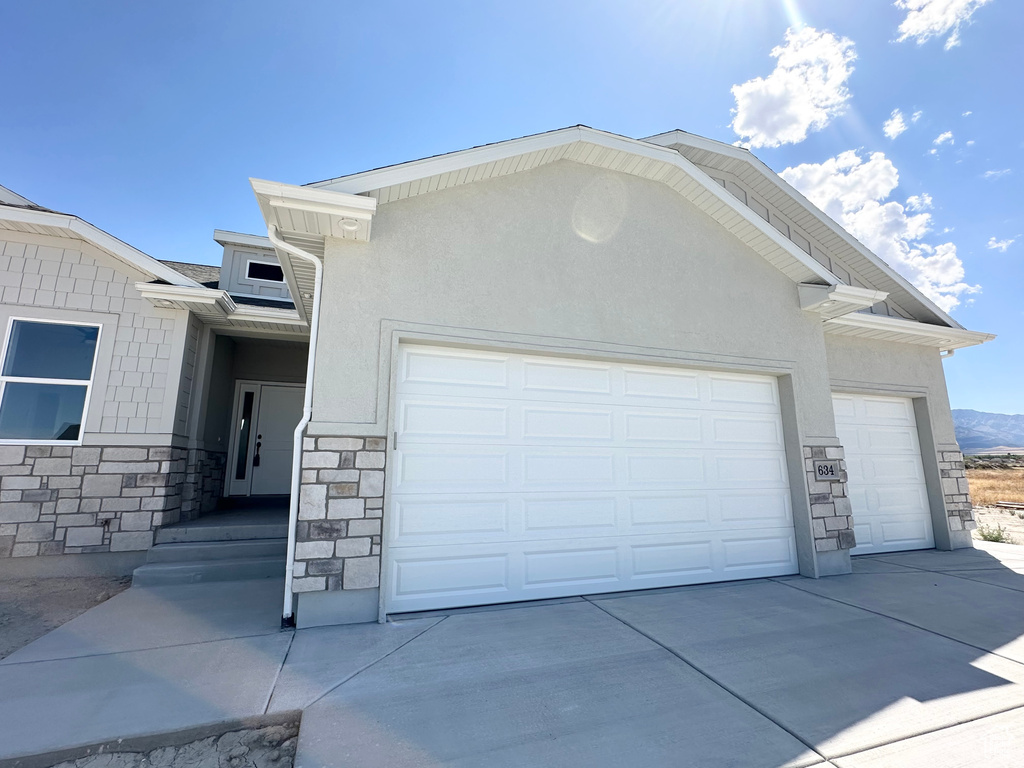 Photo 3 for MLS #2110260 at 634 E Cedar Ct