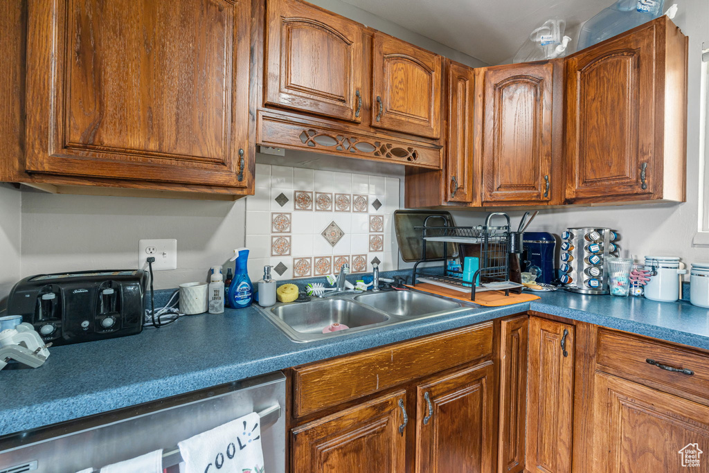 Photo 10 for MLS #2110602 at 816 Park Ln