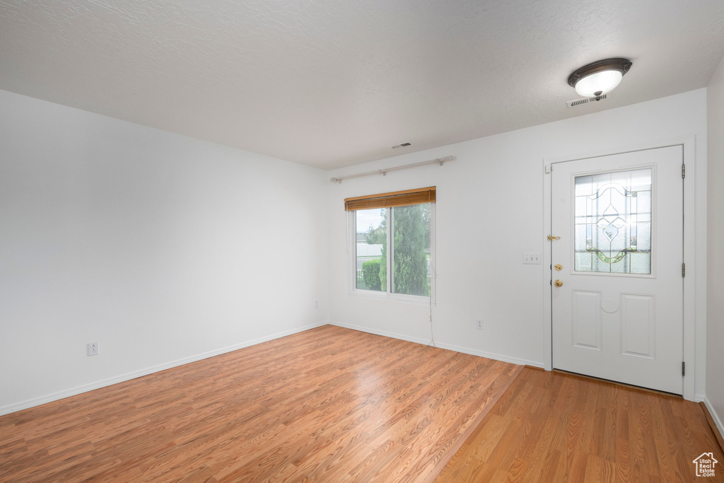 Photo 7 for MLS #2111059 at 5546 N Ardennes Way