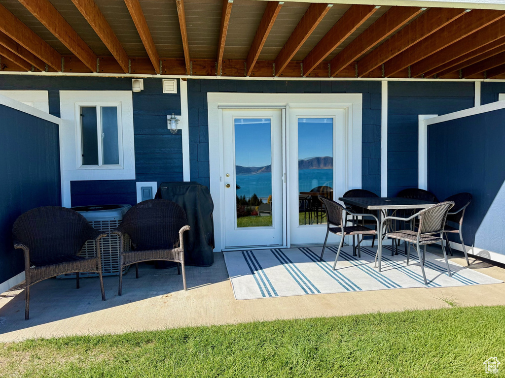 Photo 2 for MLS #2111198 at 888 N Newberg Dr #2