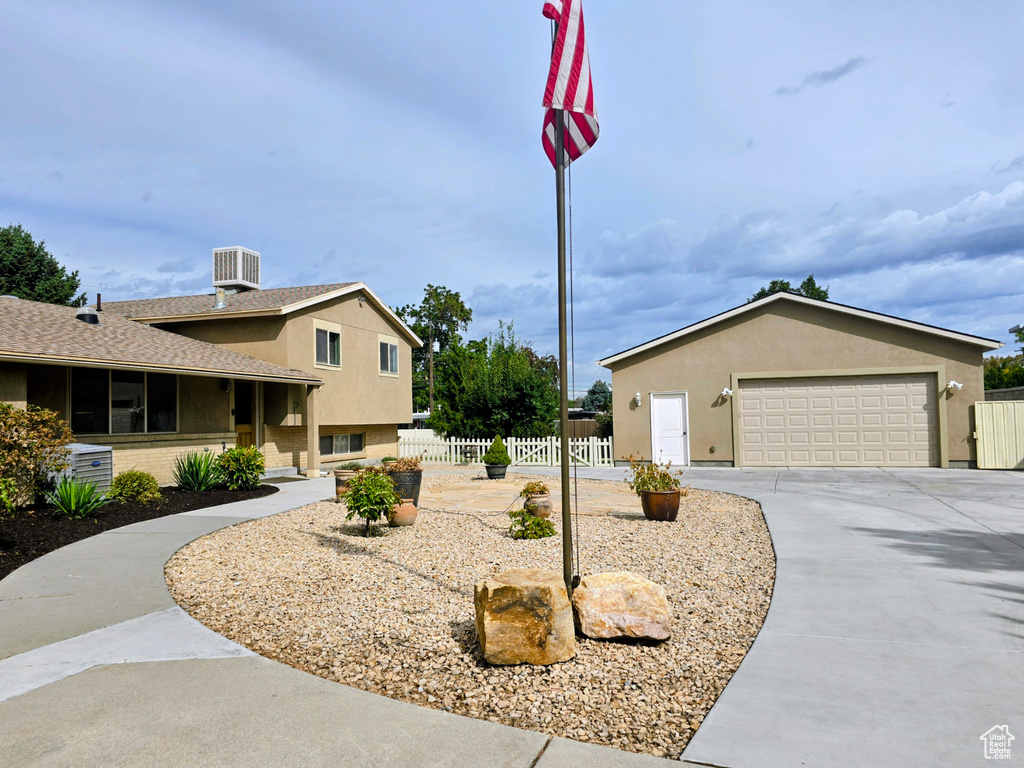 Photo 3 for MLS #2111418 at 5860 Kingston Way