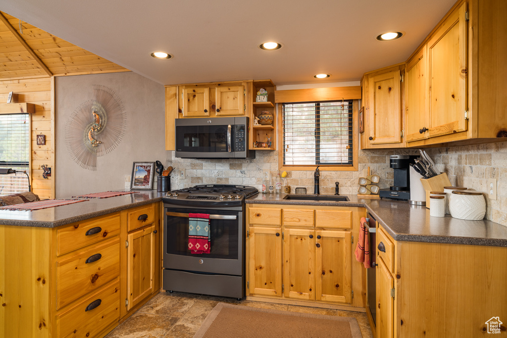 10 PIONEER DR. Moab, UT 84532