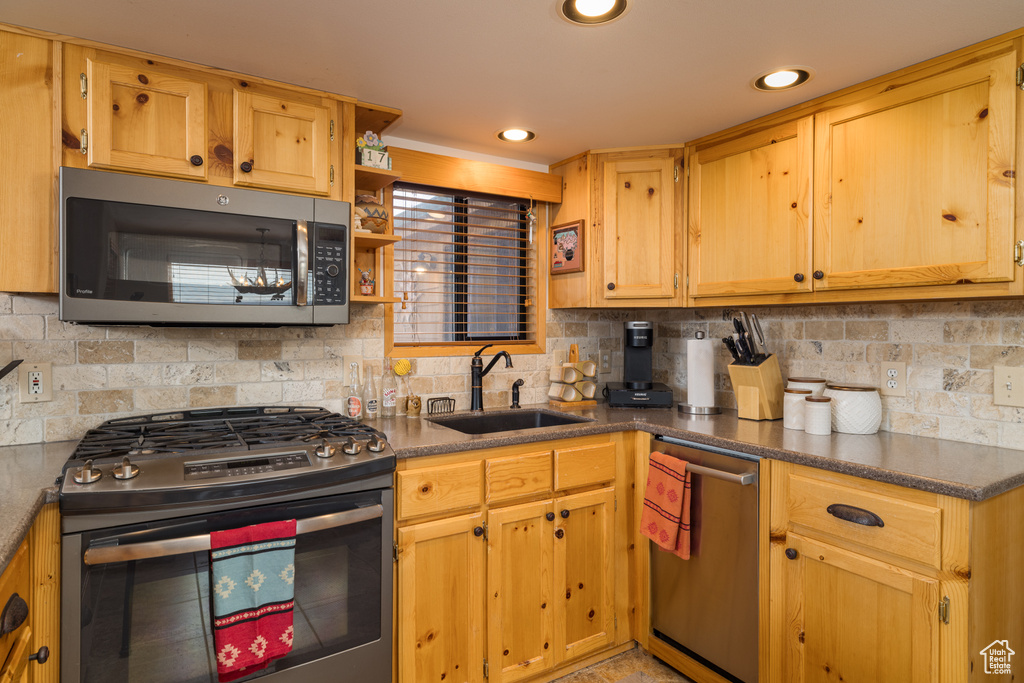 10 PIONEER DR. Moab, UT 84532