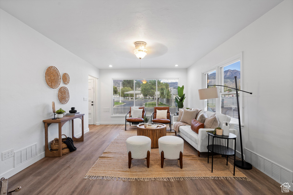 Photo 2 for MLS #2111911 at 955 Kiesel Ave