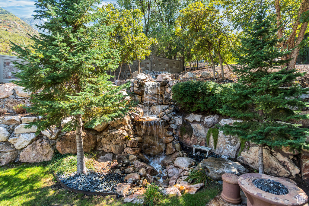 46 E LONE HOLLOW DR Sandy, UT 84092