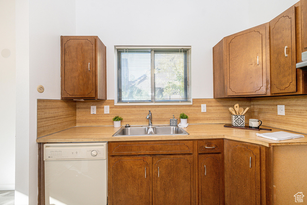 38 N WHITE BARN DR Pleasant View, UT 84414