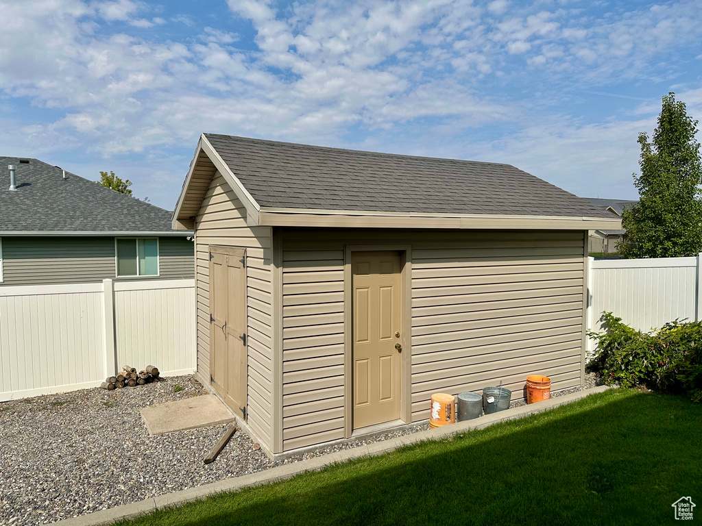 Photo 10 for MLS #2112884 at 653 N 200 East