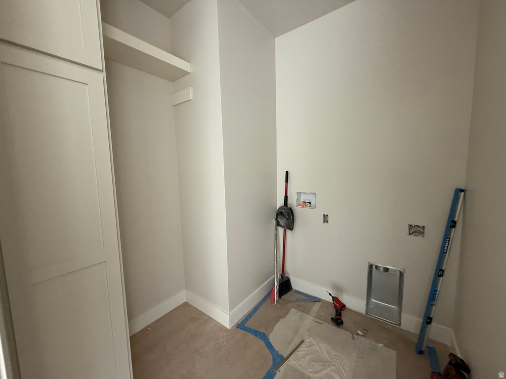Laundry area with hookup for a washing machine and baseboards