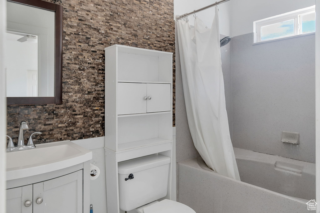 Full bath with vanity and shower / bath combo