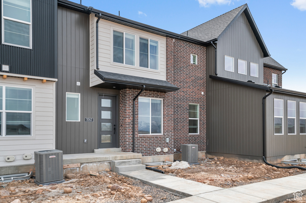 Photo 2 for MLS #2115090 at 3062 Clover Ct