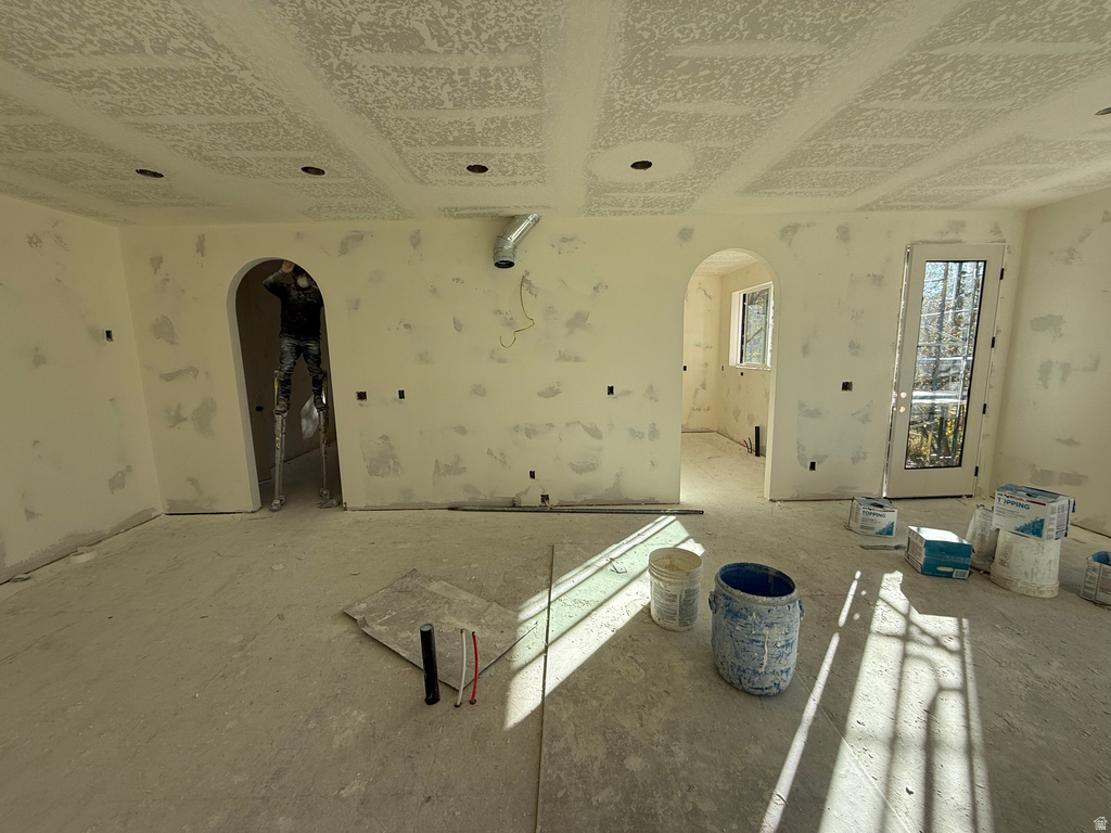 Empty room featuring arched walkways