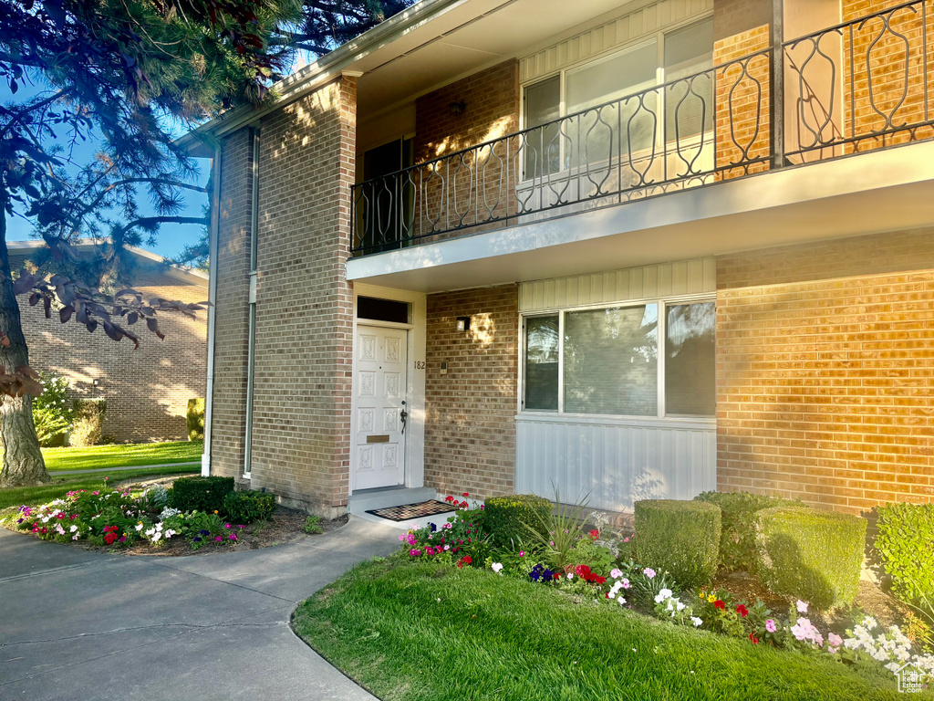 Photo 2 for MLS #2115452 at 832 E Three Fountains Dr #182