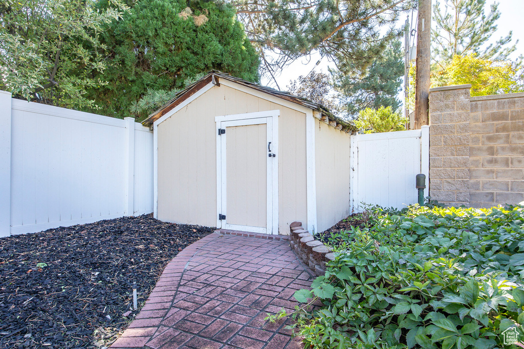 Photo 13 for MLS #2115532 at 832 E Deerfield Rd