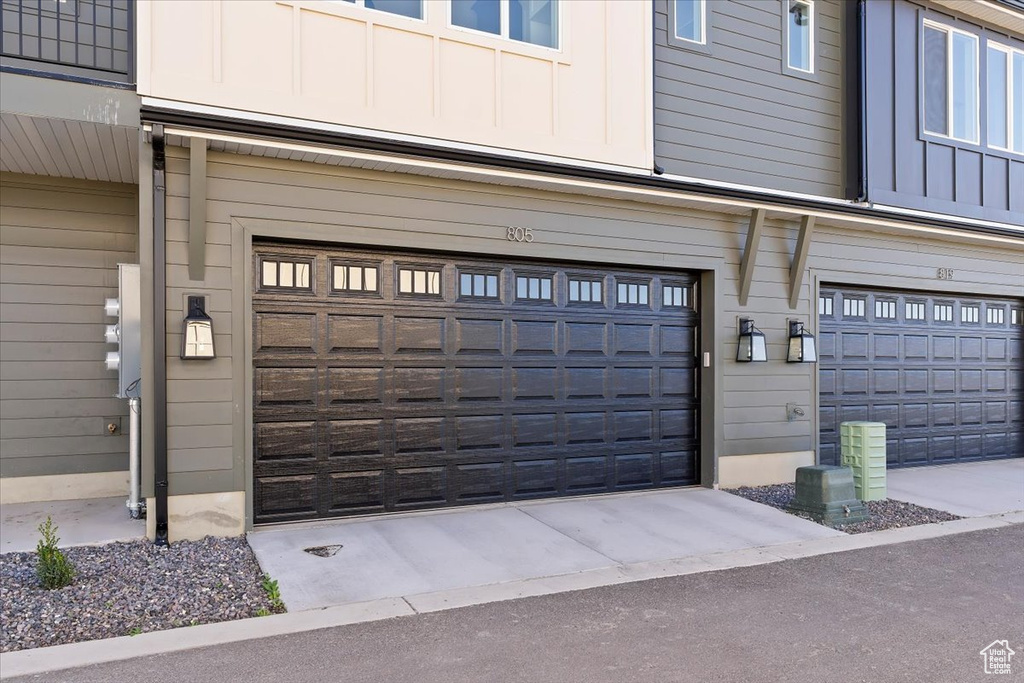 Photo 3 for MLS #2115883 at 805 S Greenway Dr