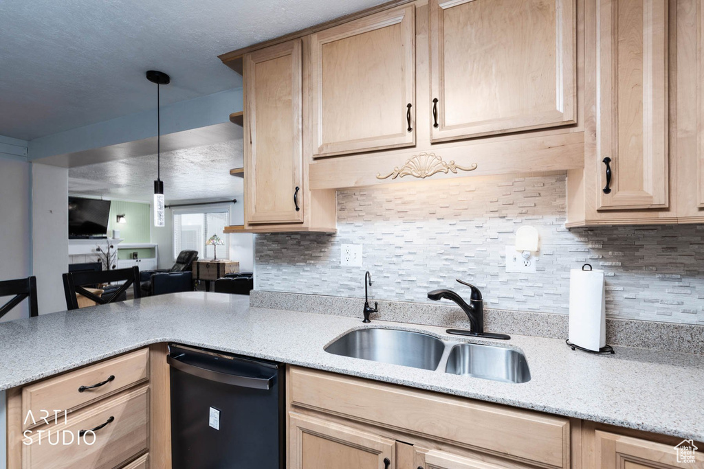 Photo 16 for MLS #2115896 at 915 Hislop Dr