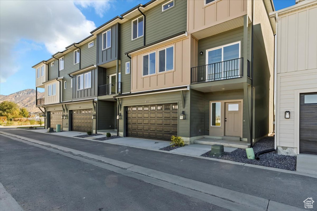 Photo 2 for MLS #2115901 at 831 S Greenway Dr