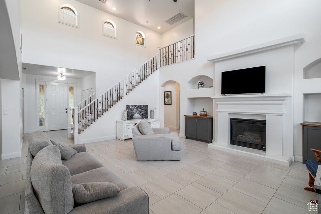 Photo 11 for MLS #2115955 at 376 E Calgary