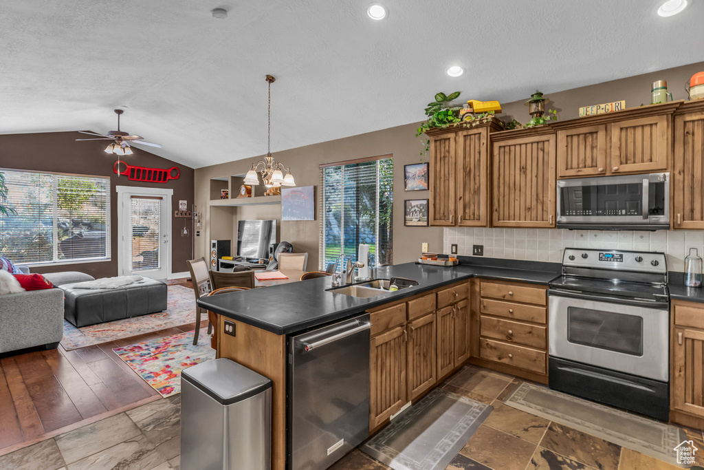 Photo 6 for MLS #2116097 at 102 E Manilla Dr
