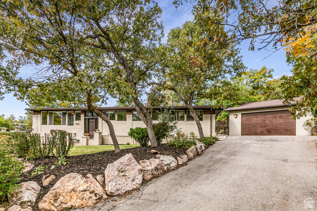 Photo 3 for MLS #2116143 at 2885 E Live Oak Cir