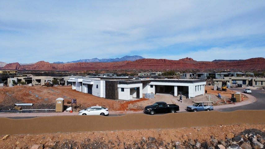 2874 W INDIAN PEAKS CIR St George, UT 84770