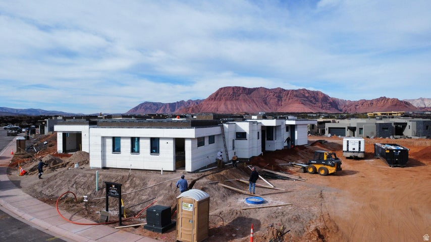 2874 W INDIAN PEAKS CIR St George, UT 84770