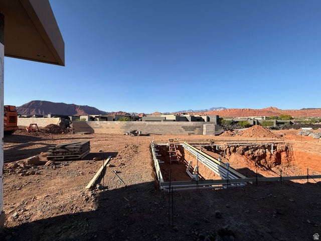 2874 W INDIAN PEAKS CIR St George, UT 84770