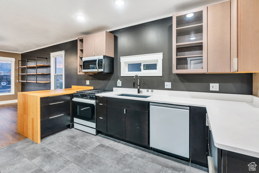 Photo 15 for MLS #2116335 at 539 W 24th St