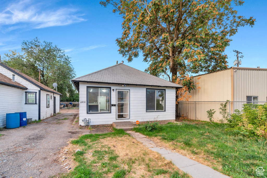 Photo 3 for MLS #2116335 at 539 W 24th St