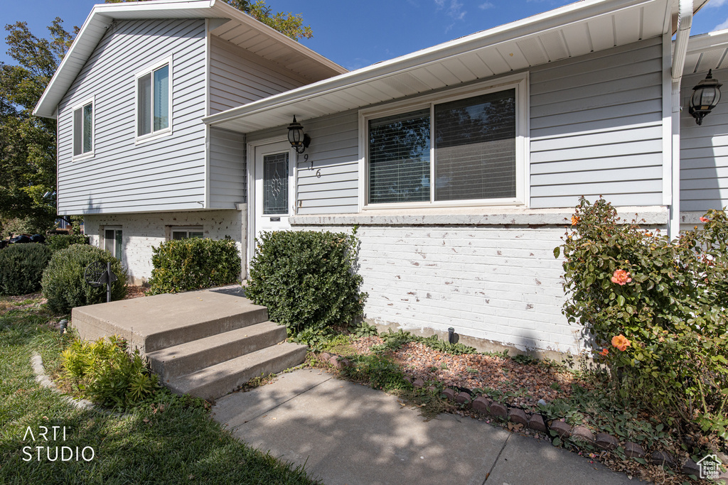 Photo 4 for MLS #2116359 at 916 W 2025 South