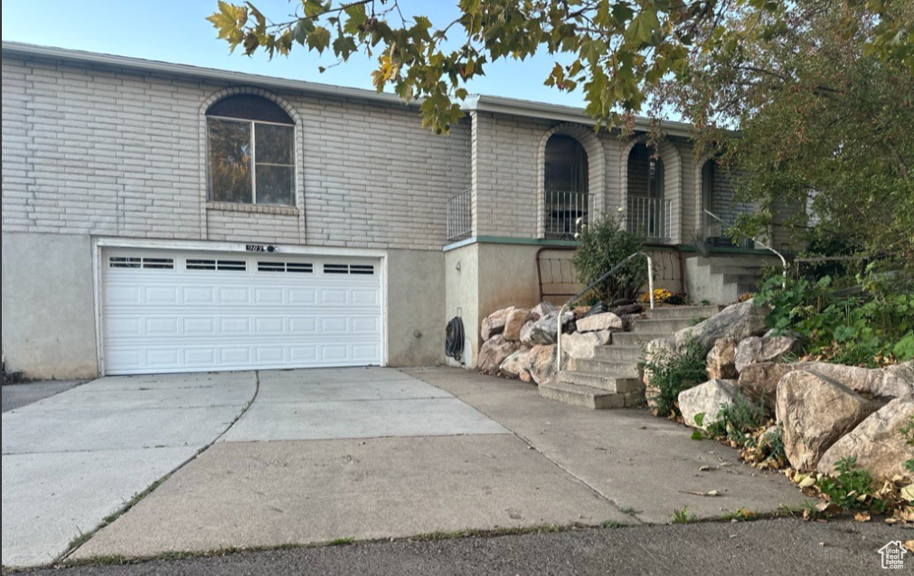 Photo 3 for MLS #2116438 at 983 E Antelope Dr