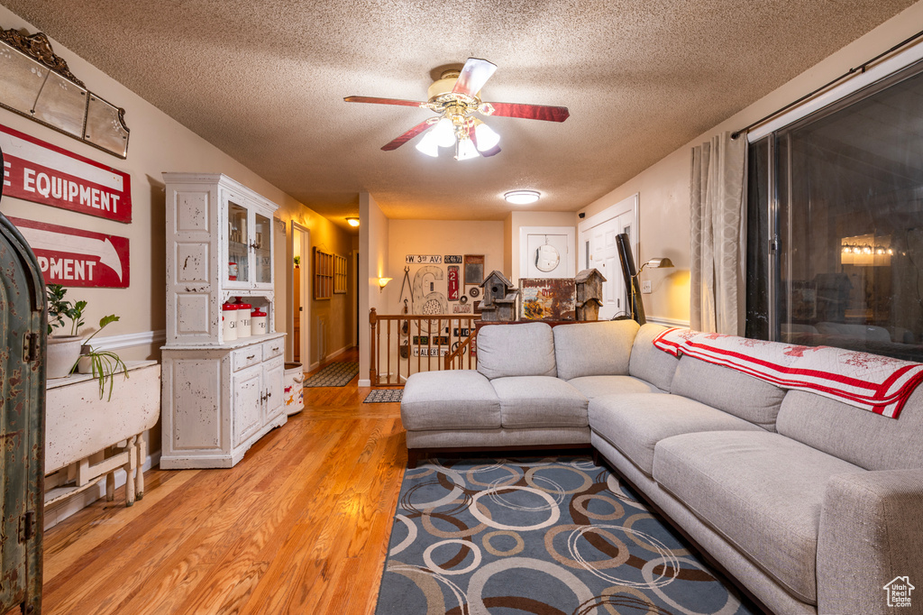 Photo 11 for MLS #2116438 at 983 E Antelope Dr