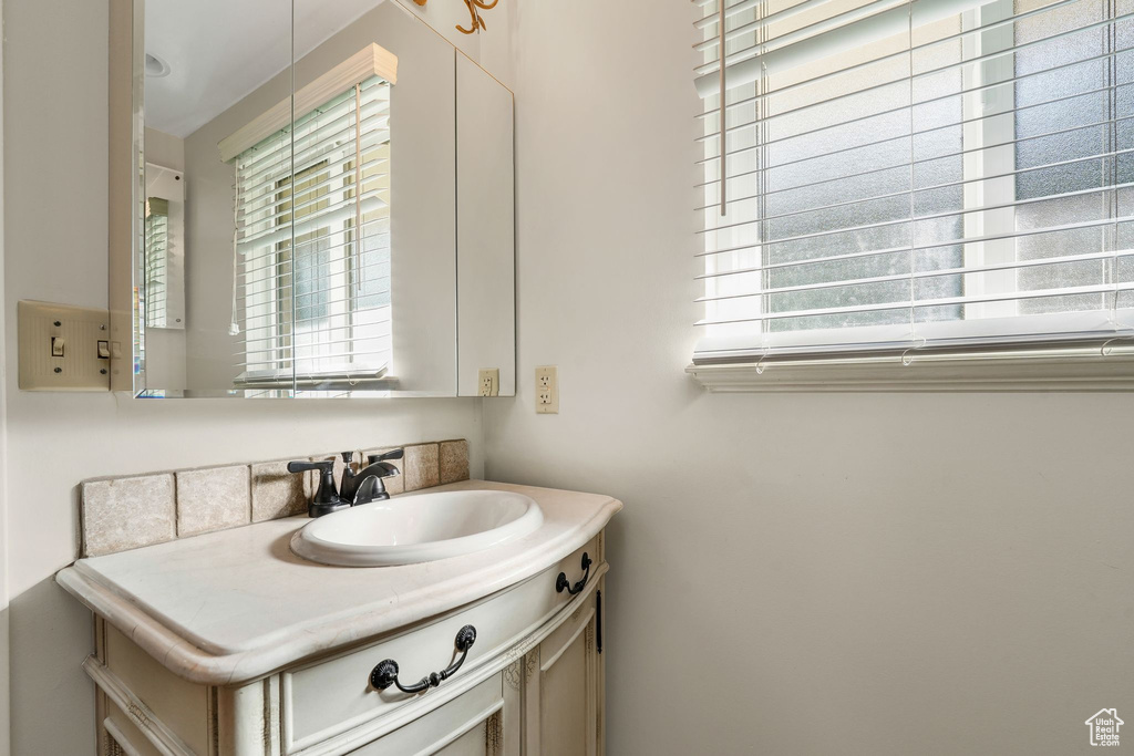 Photo 18 for MLS #2117013 at 952 N Kingswood Rd