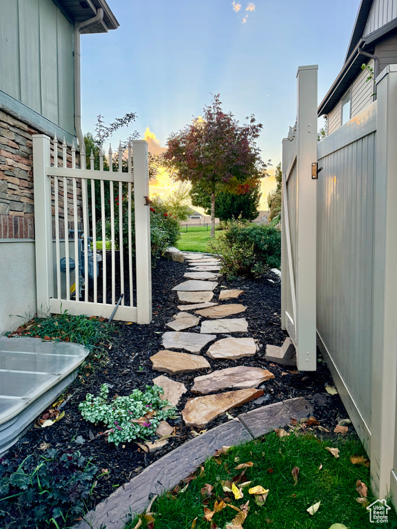 9121 S HIDDEN PEAK DR West Jordan, UT 84088