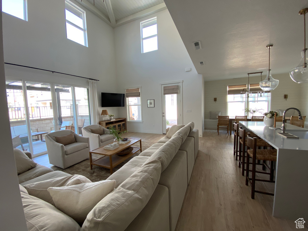 Photo 5 for MLS #2117325 at 779 W Periwinkle Ln