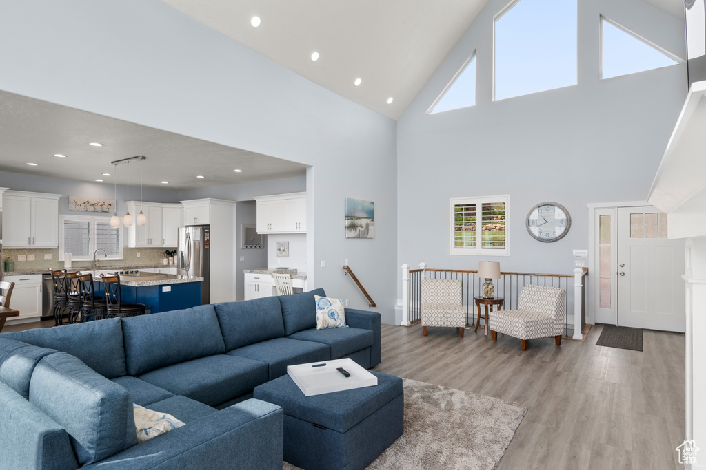 Photo 5 for MLS #2117358 at 732 S Spruce Dr