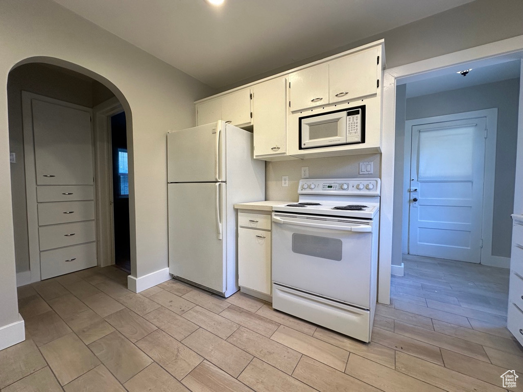Photo 3 for MLS #2117498 at 828 E Logan Ave