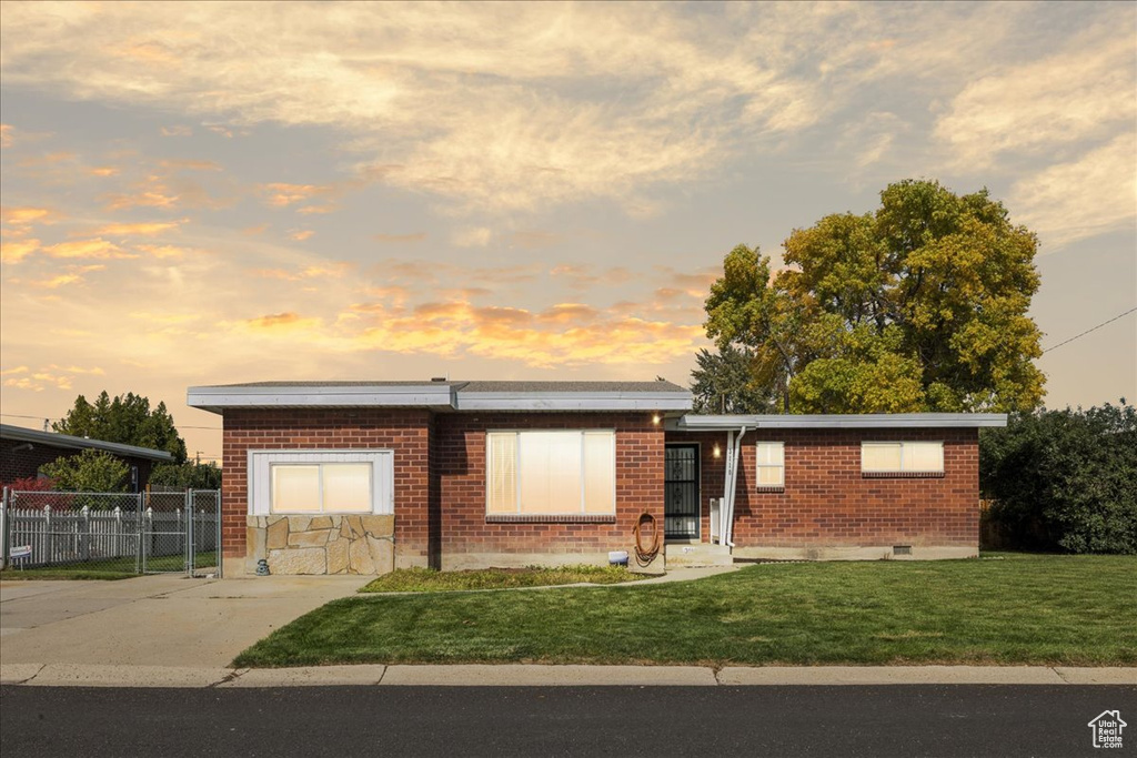 Photo 2 for MLS #2117834 at 3110 W Lemay Ave