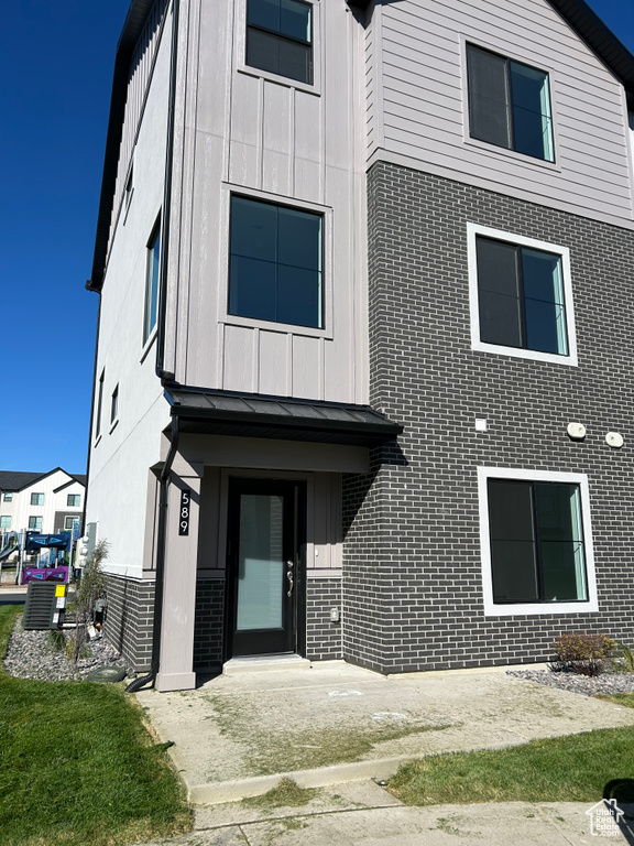 Photo 2 for MLS #2118211 at 589 W 1810 North #66
