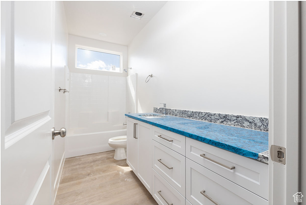 Photo 12 for MLS #2118421 at 2604 N Clark Pkwy