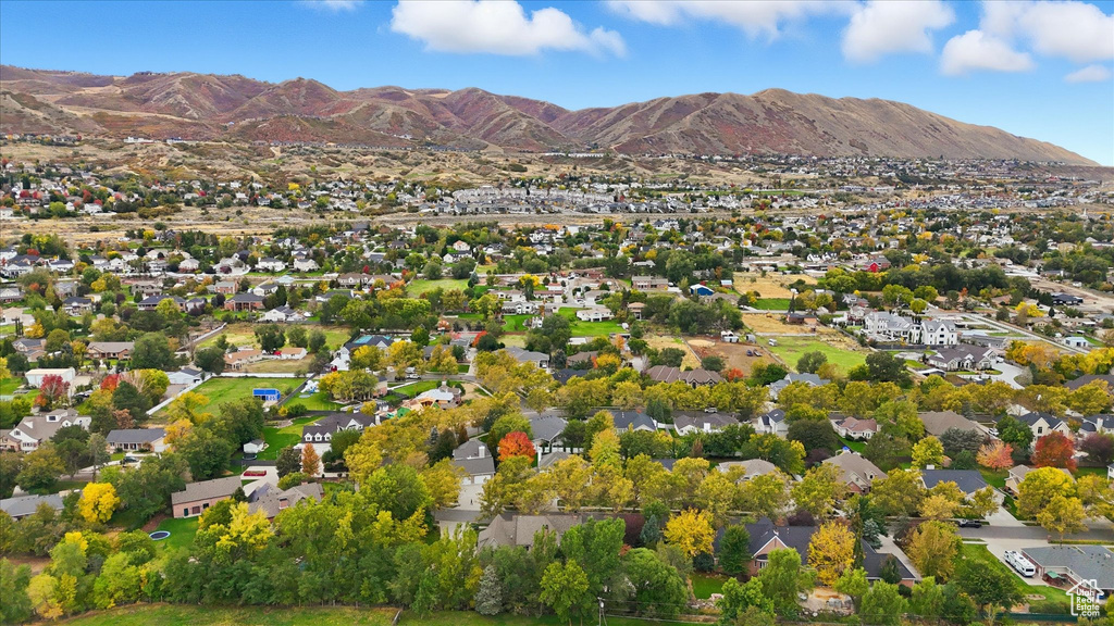 Aerial overview of property\\\\\\\\\\\\\\\'s location with a mountain backdrop and nearby suburban area