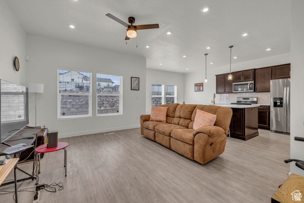 Photo 3 for MLS #2118619 at 4536 E Hurstbourne Dr