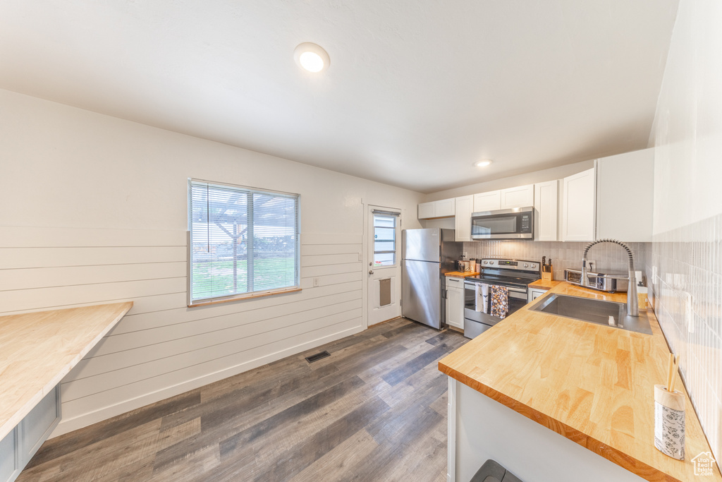 Photo 12 for MLS #2118660 at 1172 North St