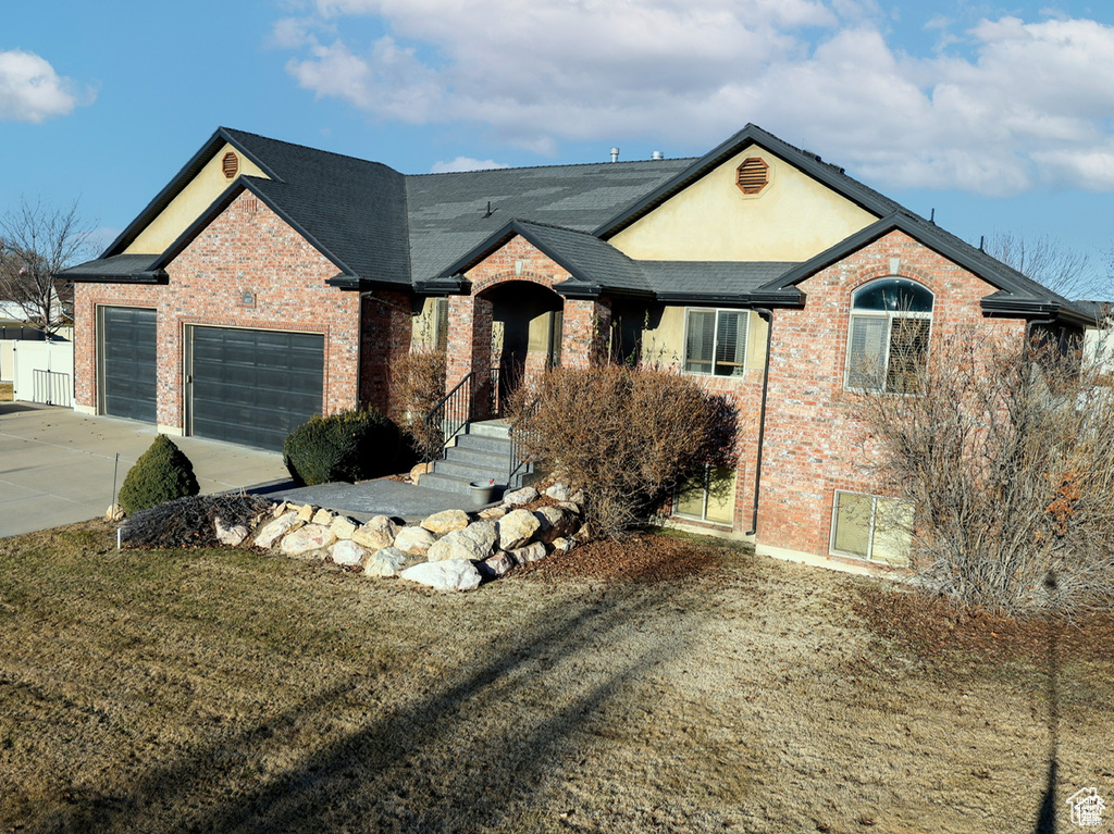 Photo 2 for MLS #2118947 at 417 S 2025 West